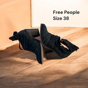 ❄️Free People Navy Strappy Heeled Boots